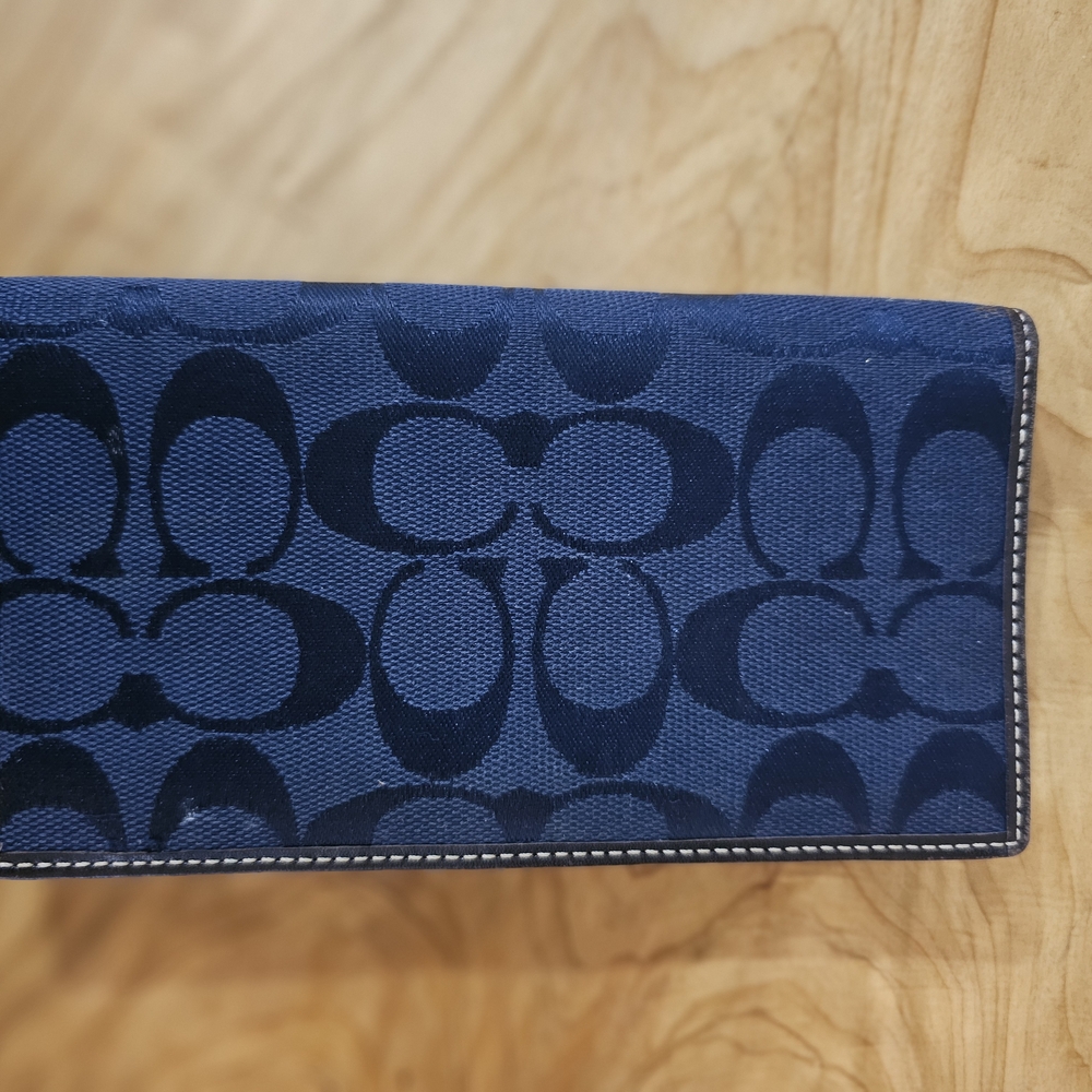 Coach Signature Wallet - Picture 2 of 8